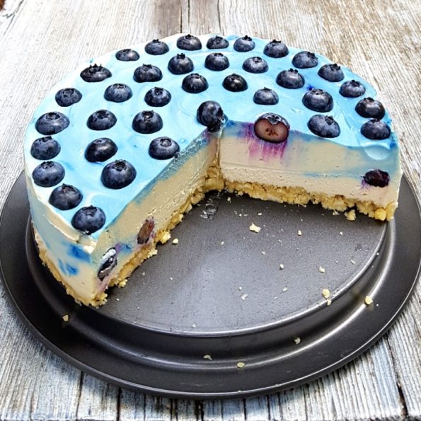 Blaue Cashewcremetorte mit Heidelbeeren und einem Hauch Lavendel